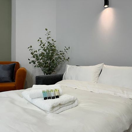 Modern One-Bedroom Apartment Swindon Eksteriør billede