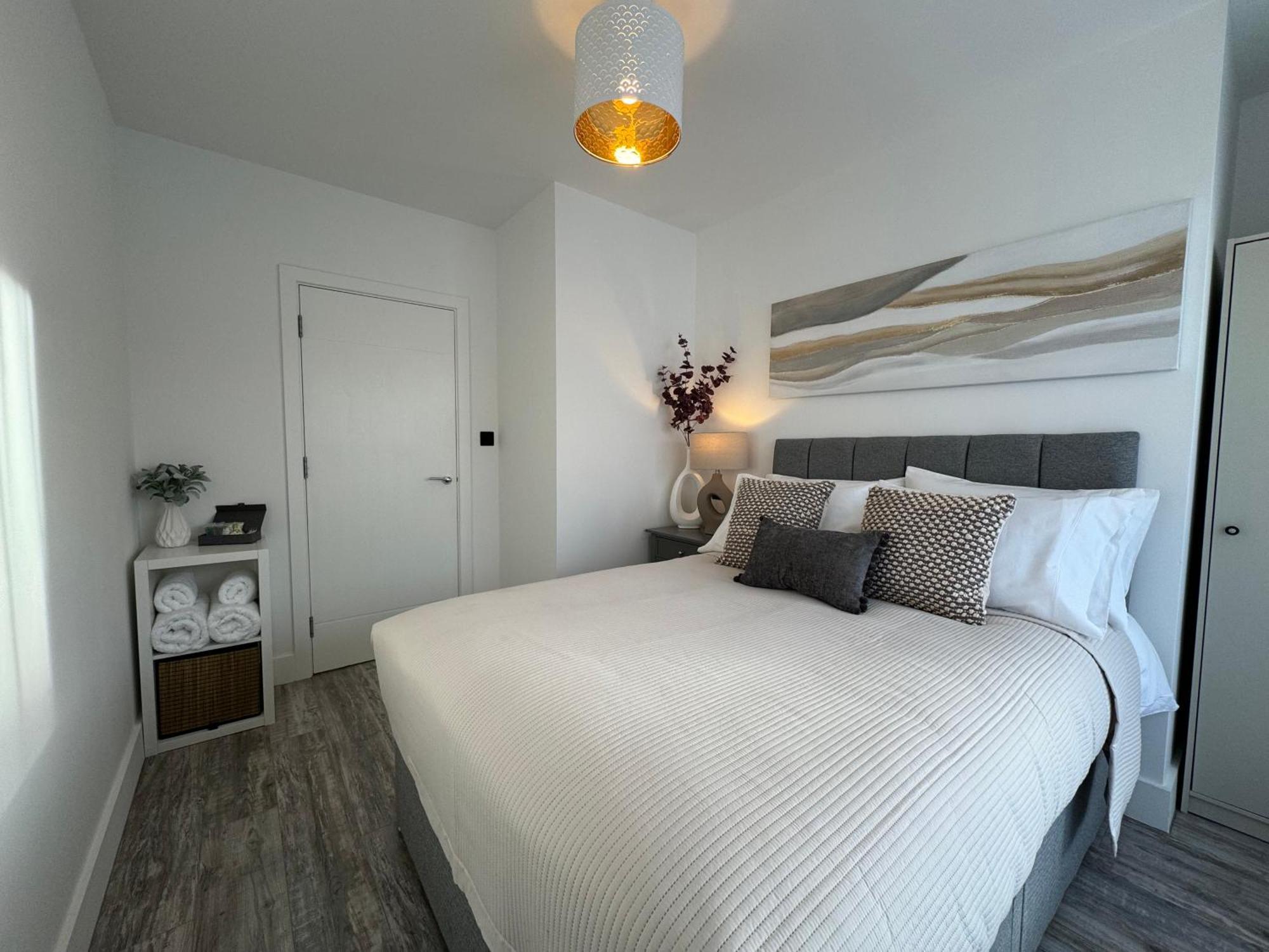 Modern One-Bedroom Apartment Swindon Eksteriør billede